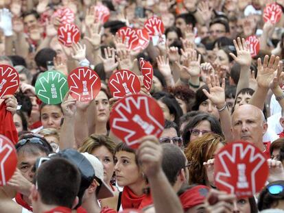 Milers de persones aixequen les mans durant la concentració a la Plaça de l'Ajuntament de Pamplona contra l'agressió sexual a una jove.