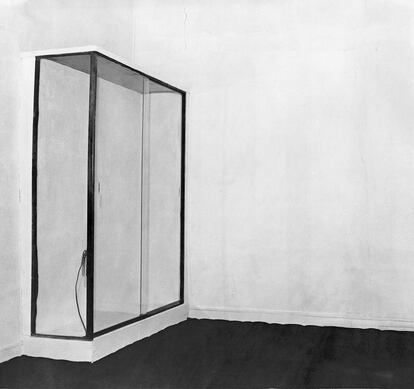 Una vitrina de la exposición 'El vacío' (1958), de Yves Klein.