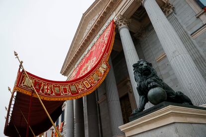 Entrada al Congreso de los Diputados,engalanada para la ceremonia de apertura de legislatura, este miércoles. 