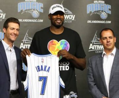 Ibaka, entre Hennigan y Vogel.