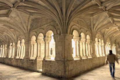 El románico claustro de los Obispos, uno de los tres que hay en el monasterio de Santo Estevo en Ribas do Sil (Ourense).