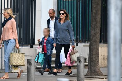 Carla Bruni lleva a su hija Giulia Sarkozy a su primer día de colegio, el pasado dos de septiembre en París (Francia).