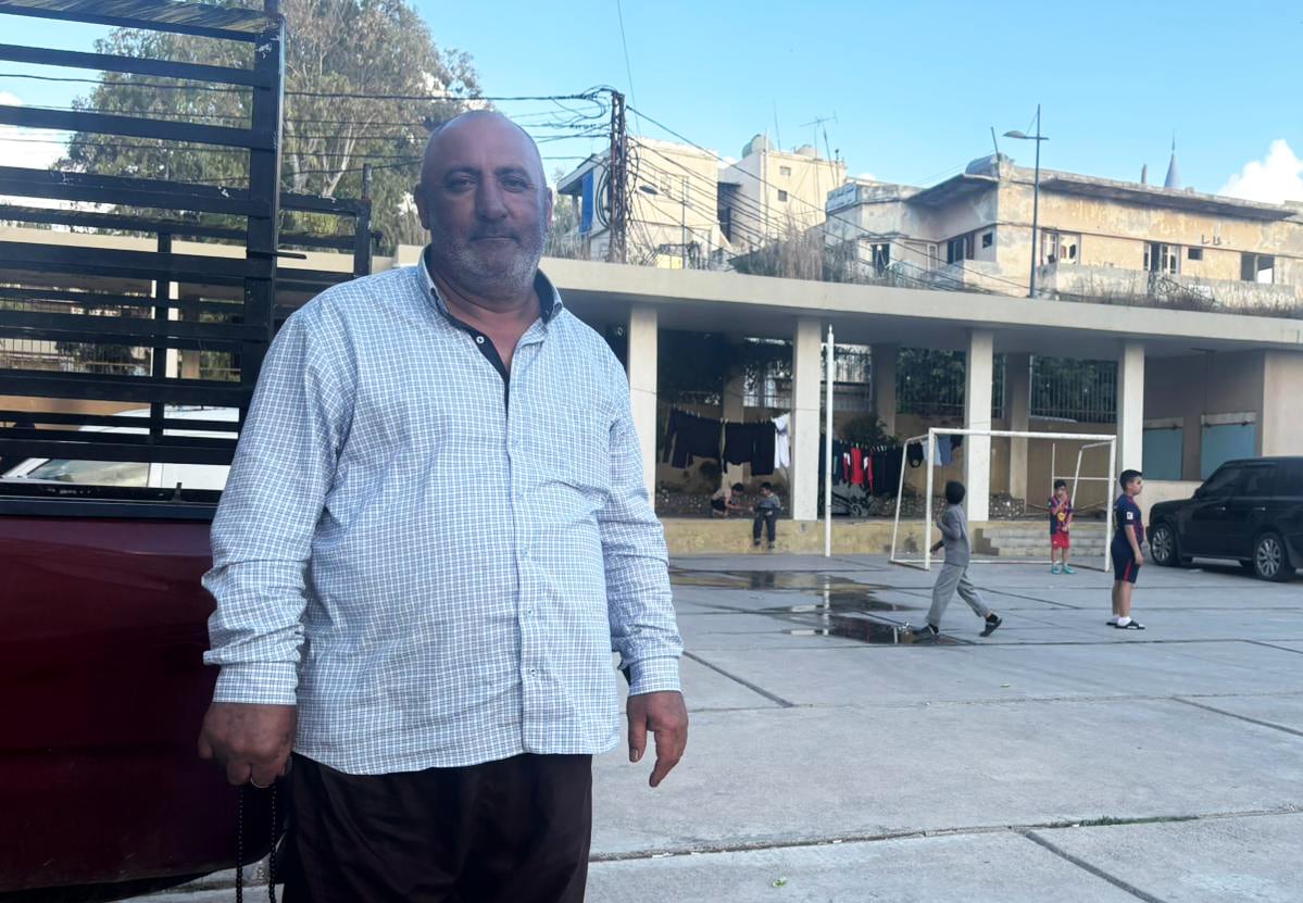 Haidar Rasheed Said posa en el recinto de defensa civil donde está forzosamente desplazado en Tiro, el lunes.