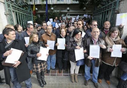 Los empresarios del sector de la dependencia valenciana este martes en la puerta de la Consejería de Bienestar Social