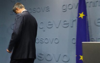 El primer ministro de Kosovo, Hashi Thaçi, abandona el estrado tras comparecer ante los medios en una rueda de prensa celebrada en Pristina.