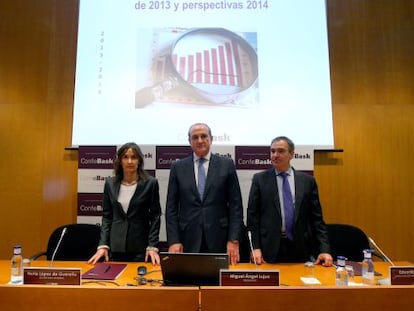 Lujua, entre la secretaria general de Confebask, Nuria López de Guereñu, y el director de su departamento económico, Eduardo Arechaga, en la presentación del informe de coyuntura.