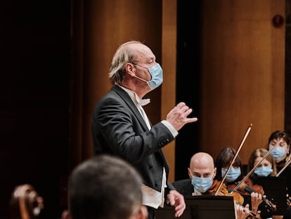 Jan Willem de Vriend dirige la orquesta.