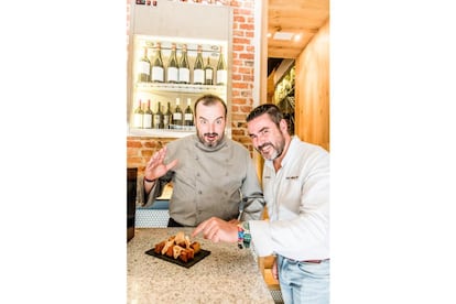 El cocinero Javier Aparicio, a la izquierda, junto a su hermano Francisco.