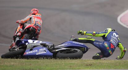 Rossi cae al suelo el pasado abril, tras una polémica maniobra de Márquez.