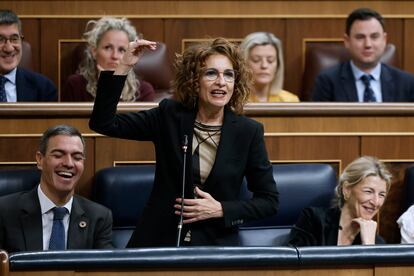 La vicepresidenta primera del Gobierno y ministra de Hacienda, Mara Jess Montero, interviene durante la ltima sesin de control del a?o este mircoles en el Congreso.