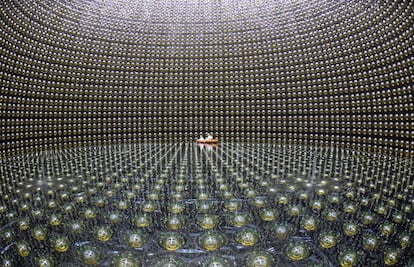 El detector de Super-Kamiokande, llenándose de agua.