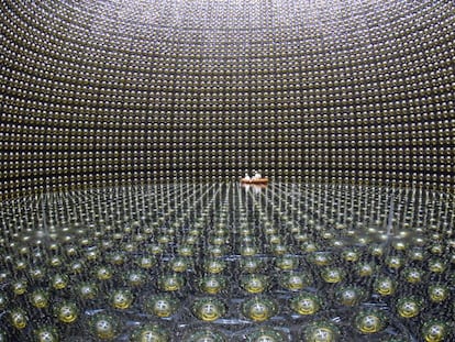 El detector de Super-Kamiokande, llenándose de agua.