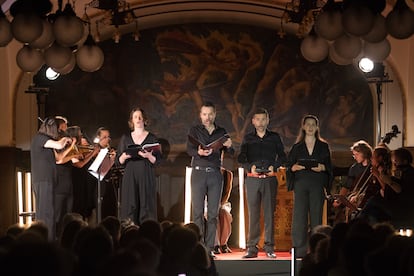 Auerbach'ın meyhanesindeki küçük doğaçlama sahnede çalgıcılar ve şarkıcılar, Bach'ın müziğiyle Goethe'nin Faust'unun birinci bölümünü seslendiriyorlar.