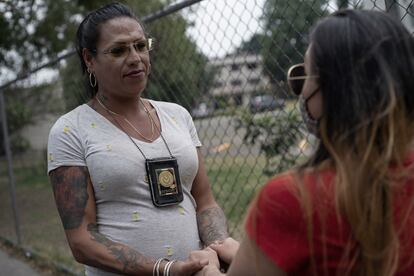 La activista Kenya Cuevas junto a Rosy a la salida de los juzgados, después de que testificara en contra de los acusados.