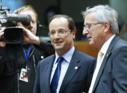 JW58 BRUSELAS (BÉLGICA), 28/06/2012.- El presidente del Eurogrupo, Jean-Claude Juncker (d) conversa con el presidente francés François Holland (i) durante la cumbre europea celebrada en Bruselas, Bélgica hoy 28 de junio de 2012. Los Veintisiete aprobarán en la cumbre de jefes de Estado y de Gobierno un plan de crecimiento que ayude a impulsar la economía y fomentar el empleo, proyecto dotado de hasta 120.000 millones de euros. EFE/Olivier Hoslet