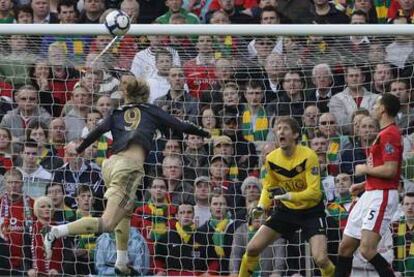 Torres cabecea a la escuadra un balón inalcanzable para Van der Sar.