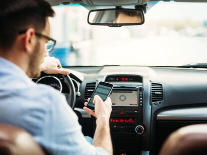 Un conductor utilizando el teléfono móvil al volante.