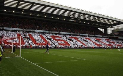 Mosaico con la palabra 'justicia' en una de las tribunas de Anfield.