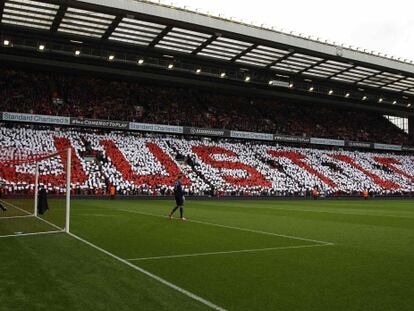 Mosaico con la palabra 'justicia' en una de las tribunas de Anfield.