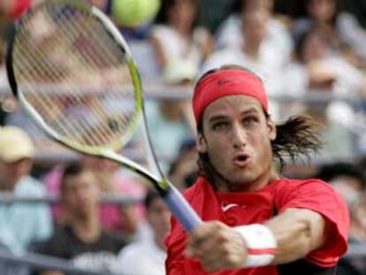 Una volea de Feliciano López ante Ivan Ljubicic.