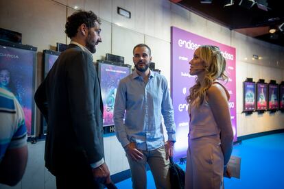 El presidente de la FEB Jorge Garbajosa charla con la exjugadora Marta Fernández, que también pasó por el Siglo XXI en su infancia.