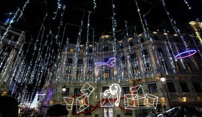 Formas geométricas y de animales destacan en la decoración de la Plaza de Canillejas, que conecta algunas de las calles más transitadas del centro. En el fondo, se puede reconocer el árbol luminoso de la Puerta del Sol.