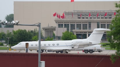 Una imagen del jet privado del consejero delegado de Tesla, Elon Musk, en el aeropuerto de Pekín, este domingo