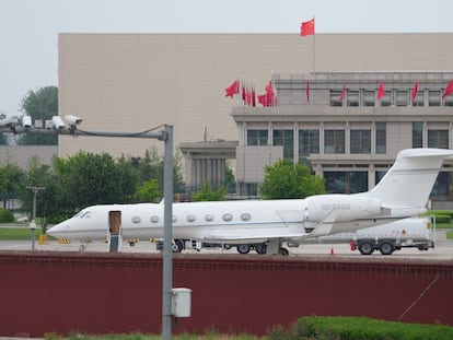 Una imagen del jet privado del consejero delegado de Tesla, Elon Musk, en el aeropuerto de Pekín, este domingo