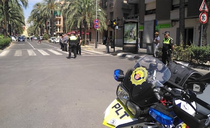 Agentes de la Policía Local de Torrent, que llevaron a cabo de madrugada las detenciones en una operación conjunta con la Policía Nacional.