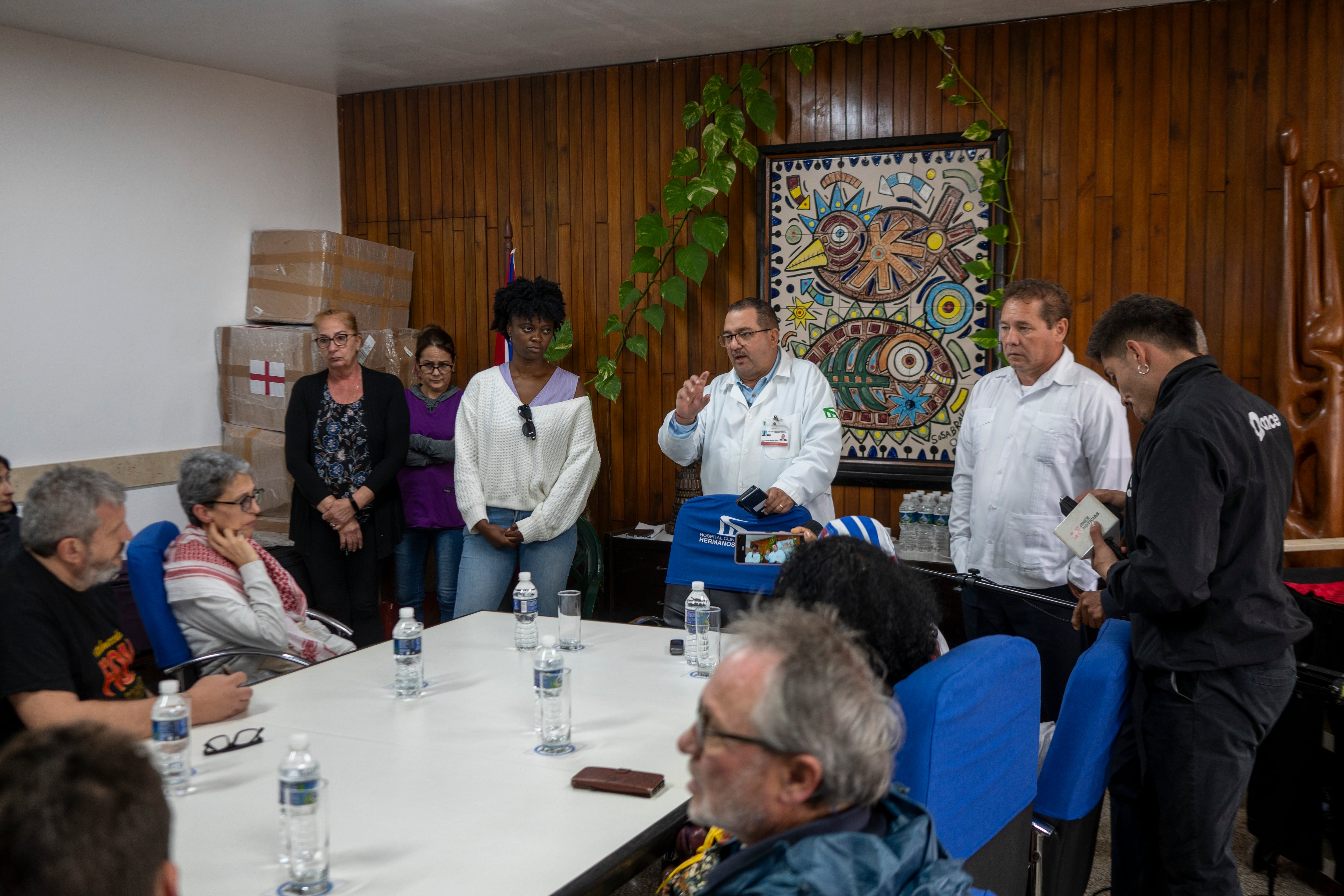 Voluntarios del 'Convoy Nuestra América' en el hospital Hermanos Ameijeiras.