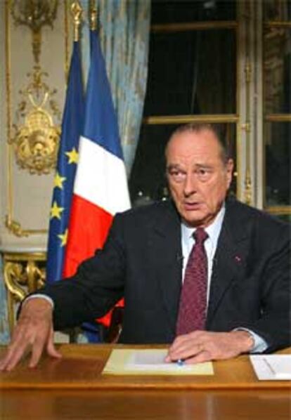El presidente francés, Jacques Chirac, durante la entrevista televisada desde su despacho del palacio del Elíseo.