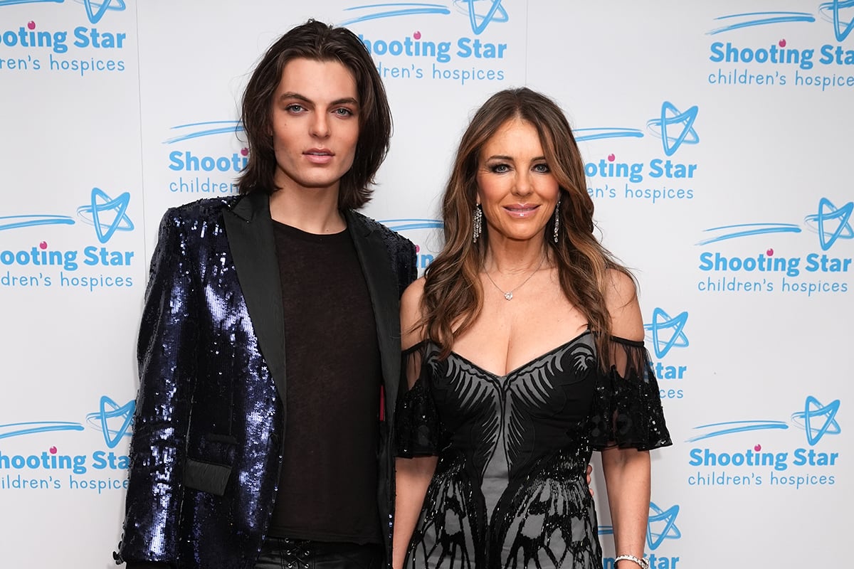 Elizabeth Hurley, vestido gótico con pedrería para ir a una gala con su hijo modelo