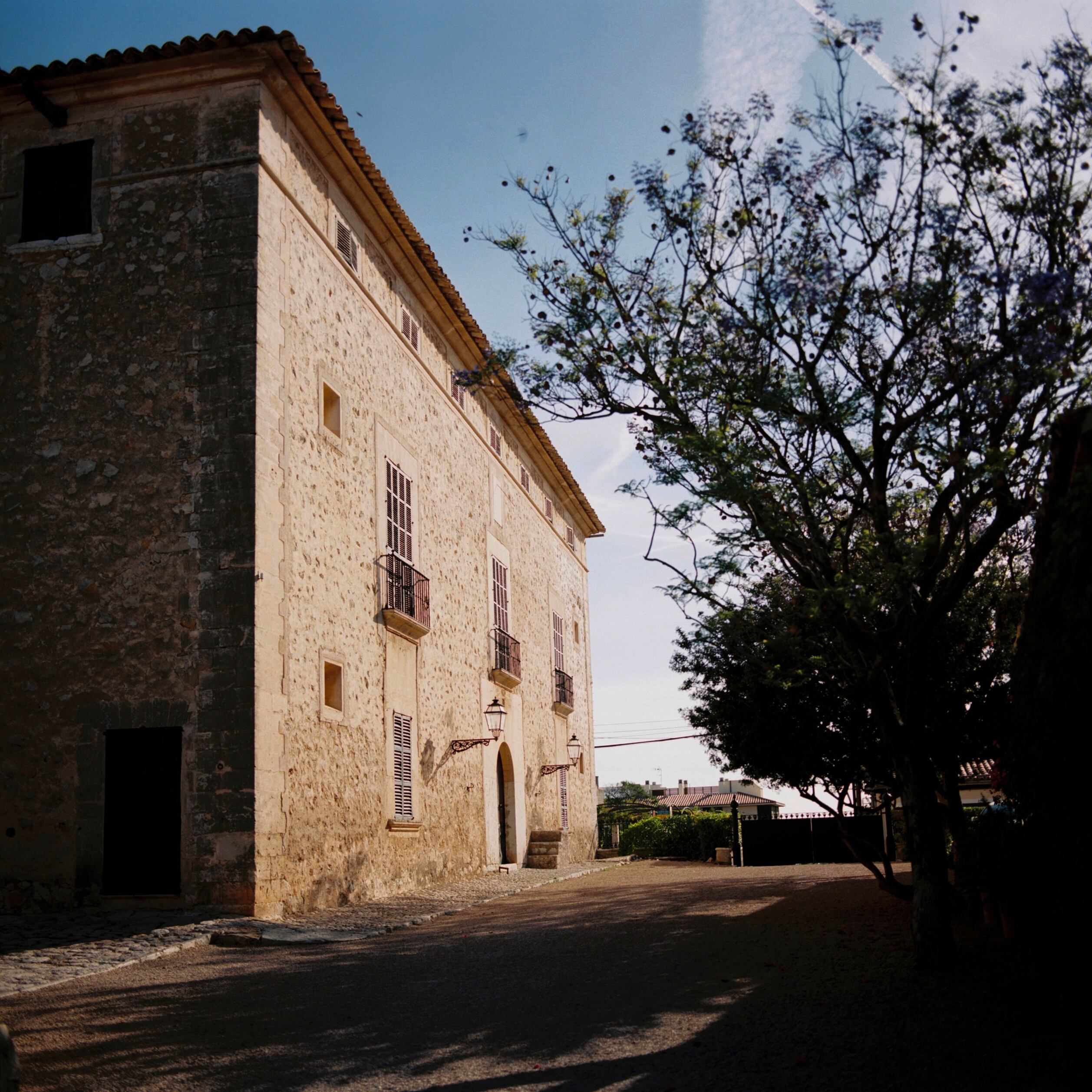 Edificio histórico de Bodegas Ribas (siglo XVIII).