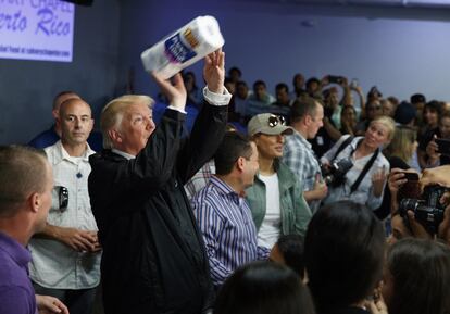 El presidente Donald Trump lanza paquetes de papel higiénico a una multitud en Guaynabo (Puerto Rico) que esperaban suministros básicos tras el paso del huracán María, el 3 de octubre de 2017.