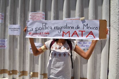 Una manifestante sostiene un cartel con la frase "La policía migratoria de México mata", este miércoles durante la concentración en Comitán. 