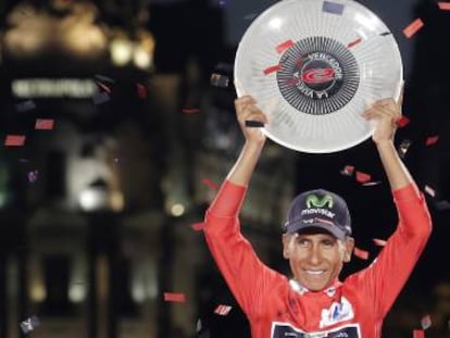 Nairo Quintana exhibe el trofeo de ganador de la Vuelta.