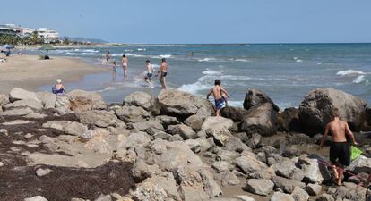 La playa de la Motta, en Cubelles, este lunes.