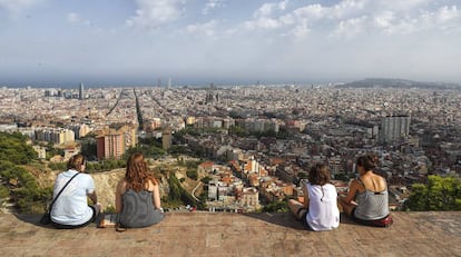 Jóvenes en el Turó de la Rovira de Barcelona.