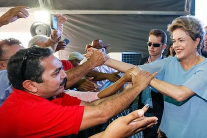 Dilma cumprimenta público durante entrega de casas em São Luís.