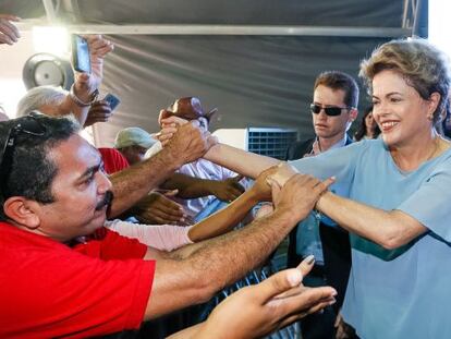 Dilma cumprimenta público durante entrega de casas em São Luís.