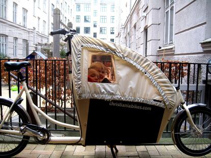 Los países del norte de Europa llevan ventaja en el uso de la bicicleta como transporte habitual. En la imagen, un modelo customizado para llevar a dos niños.