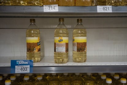 Un anaquel de productos en una tienda local de Buenos Aires el 12 de octubre de 2023.