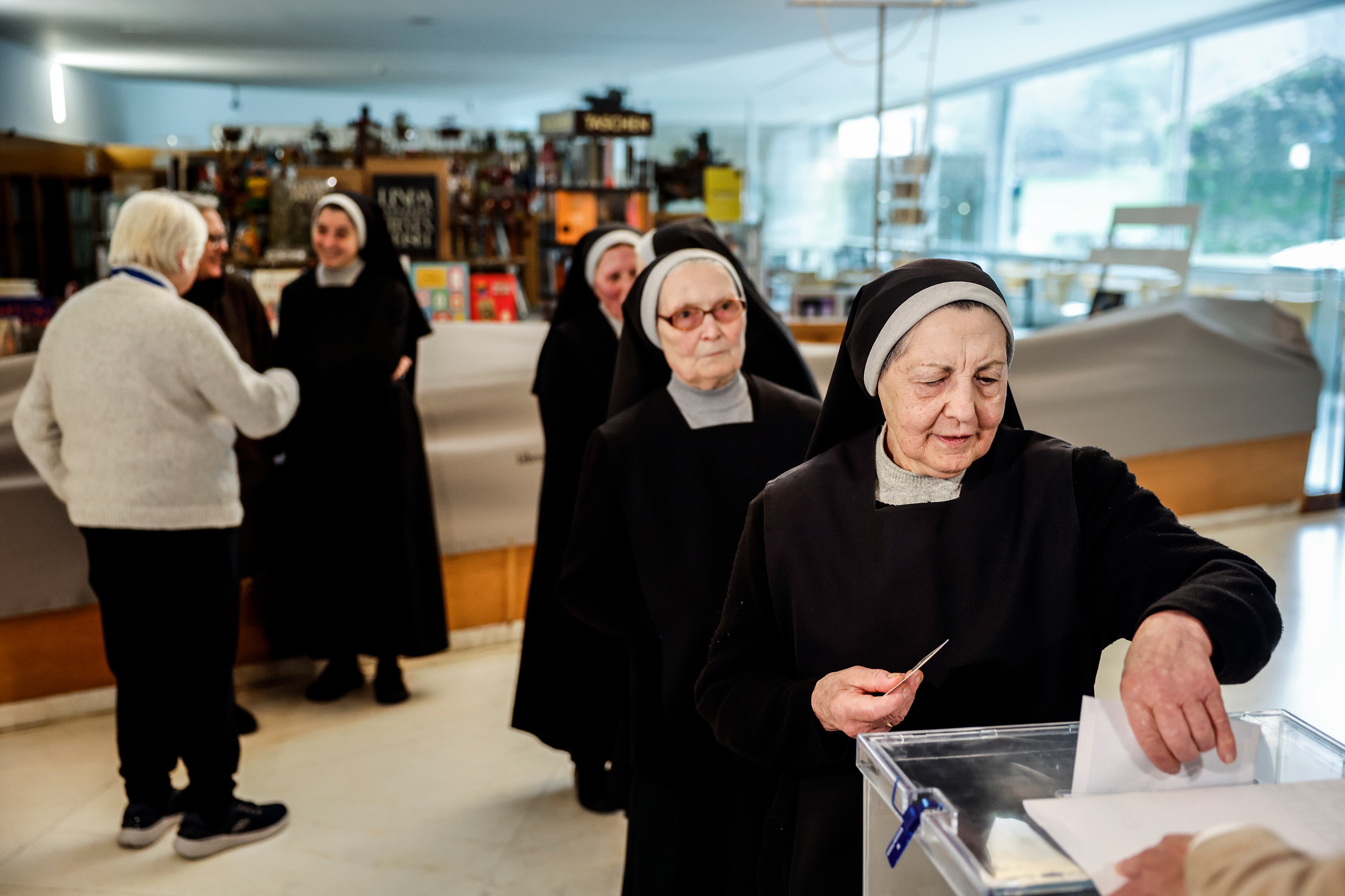 Varias monjas hacían cola para votar en el Centro Gallego de Arte Contemporáneo en Santiago, este domingo. 