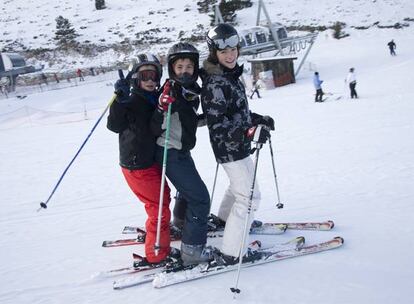 Carlos, Frans y Airtan disfrutan su último día de vacaciones de Navidad en la estación de Valdesquí.