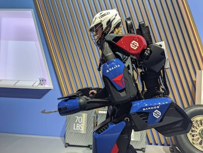 Una mujer con el exoesqueleto Guardian XO en una demo en el CES.