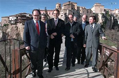 El líder del PSOE, José Luis Rodríguez Zapatero, y José Bono, presidente de Castilla-La Mancha, entre otros dirigentes socialistas, ayer, en Cuenca.