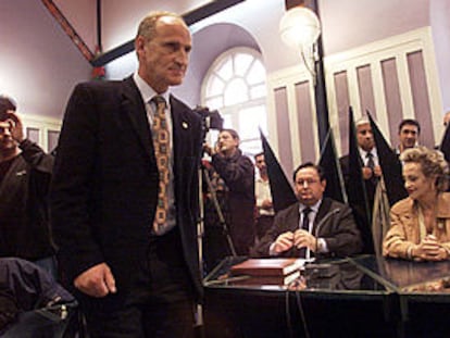 Román Sudupe, diputado general de Guipúzcoa, acude a saludar a los miembros de la gestora.