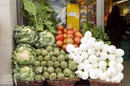 Puesto con coliflores; alcachofas; espinacas; tomates y cebollas en una frutería ecológica en Vitoria. EFE/Archivo