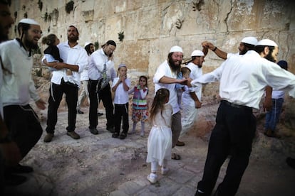 Judíos ortodoxos bailan en la celebración de una boda frente a la Cueva de los Patriarcas también conocida como la mezquita de Abraham, que es un santuario para los judíos y musulmanes, en el corazón de la ciudad dividida de Hebrón (Cisjordania).
