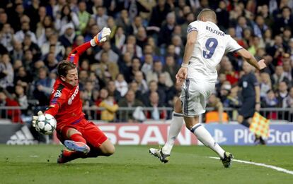 Karim Benzema, del Real Madrid, lanza marcando el primer gol del partido ante el Borussia Dortmund,